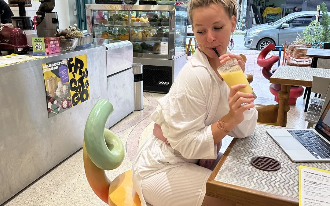 VODNIK ZDRAVE HRANE V MESTU CHIANG MAI, TAJSKA